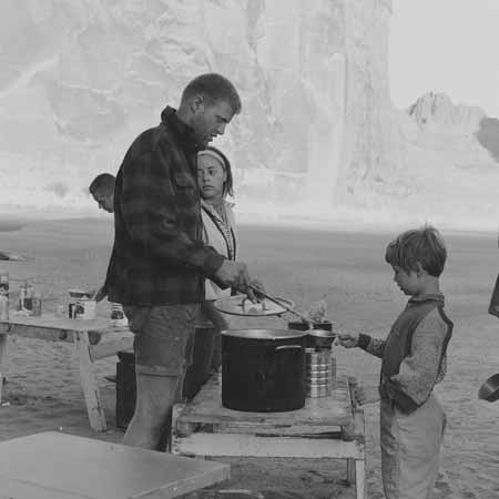 Steve Gantner serving child breakfast